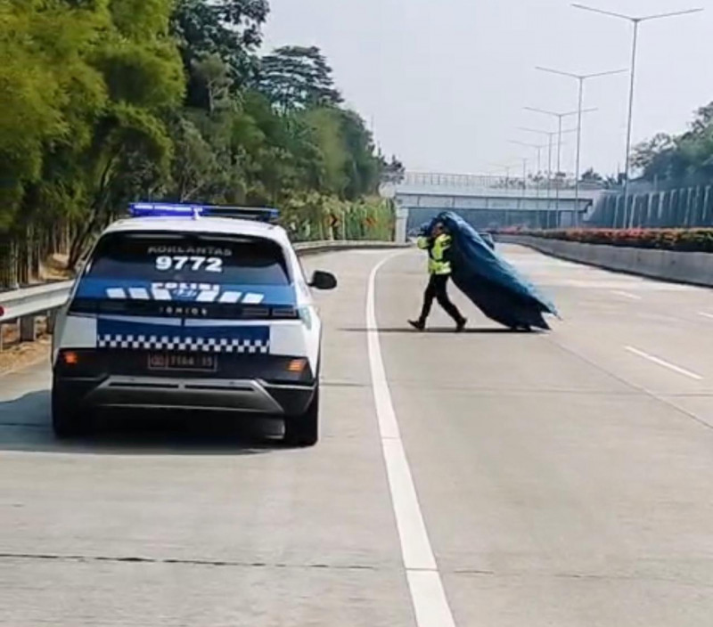 Aksi Sigap Personel PJR BSD Korlantas Polri Amankan Terpal Terjatuh di Ruas Tol BSD