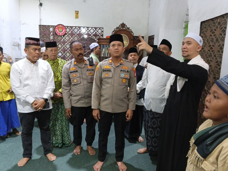 Kapolsek Pademangan Jalin Silaturahmi dengan Tokoh Agama di Masjid Kramat Kampung Bandan