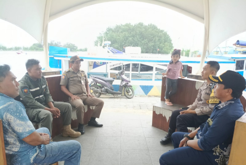 Bhabinkamtibmas Pulau Kelapa Ajak Warga Jaga Kamtibmas demi Wisata Aman dan Nyaman