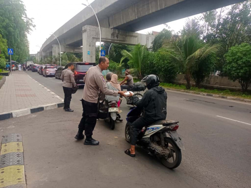 Jumat Berkah Polsek Kelapa Gading Bagikan Nasi Kotak Untuk Ojol dan Warga Sekitar