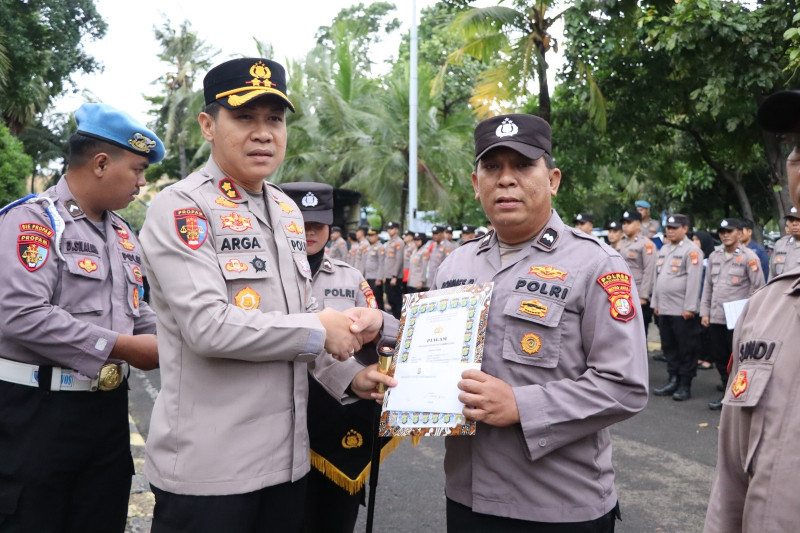 Kapolres Kepulauan Seribu Beri Penghargaan kepada Sat Binmas atas Capaian Distribusi 100 Ton Beras Bulog