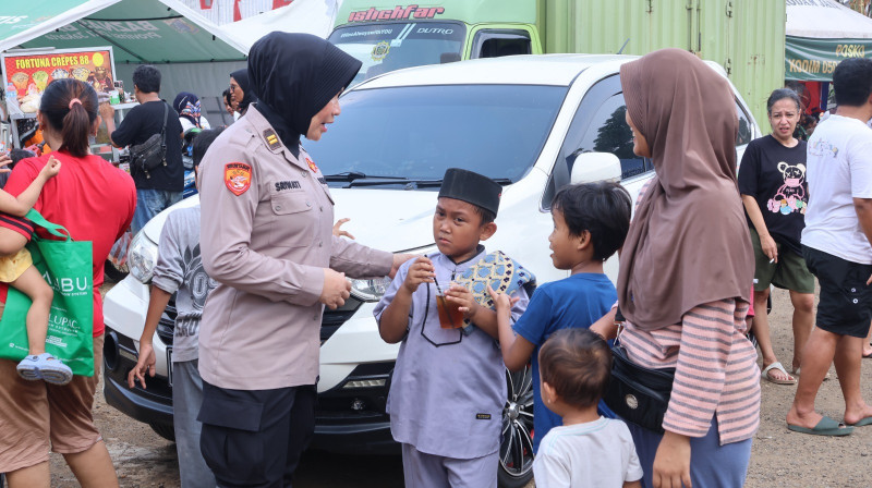 Polwan Polda Metro Jaya Gelar Trauma Healing dan Baksos untuk Korban Kebakaran di Jakpus