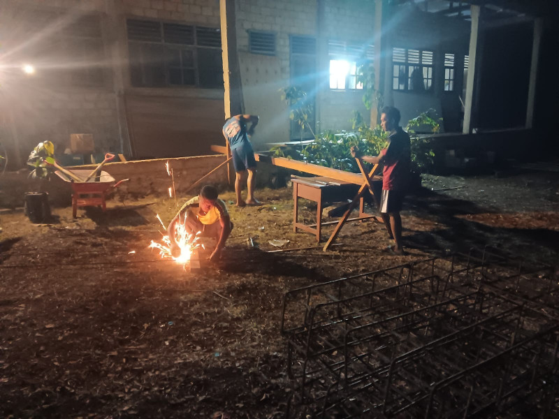 Lembur Hingga Malam, Satgas TMMD Ke-129 Kodim 1807/Sorong Selatan Kebut Pembangunan Rumah Semi Permanen Capai 49 Persen