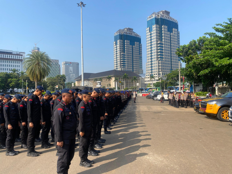 Brimob Polda Metro Jaya Hadir Humanis Kawal Aksi Unjuk Rasa Damai di Kawasan Monas