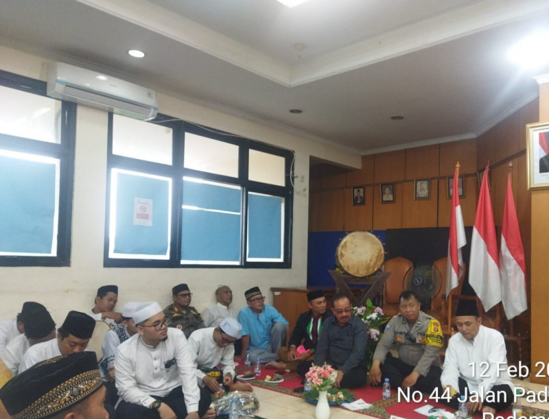 Pererat Silaturahmi Jelang Ramadan, Polisi dan Aparatur Kelurahan Pademangan Timur Berbagi Kepada Anak Yatim
