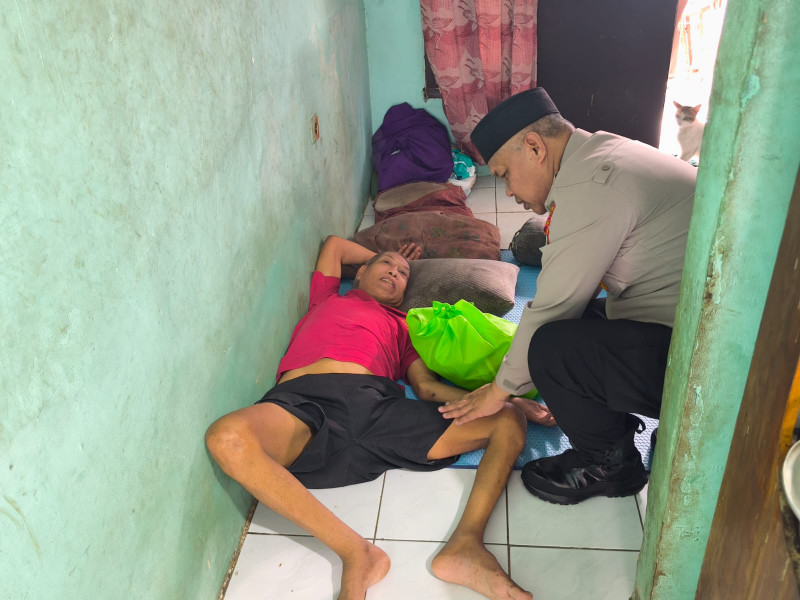 Jaga Jakarta On The Spot, Kapolsek Bekasi Barat Kunjungi Warga Sakit dan Lansia, Salurkan Bantuan Sembako