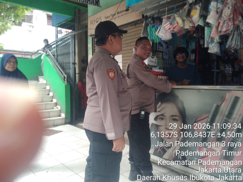 Patroli Jalan Kaki Polsek Pademangan Sambangi Pasar Elang, Perkuat Keamanan Lingkungan