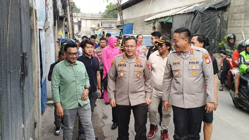 Polri Hadir Ditengah Duka, Kapolres Metro Jakarta Utara Salurkan Bantuan Untuk Korban Kebakaran di Penjaringan