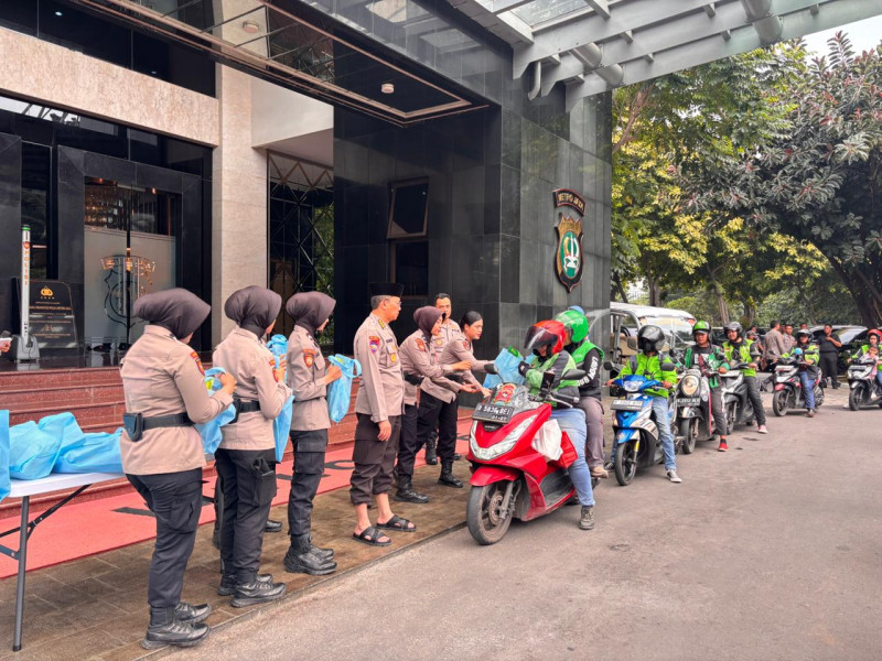 Polwan Polda Metro Jaya Ajak Ojol Tertib Lalu Lintas di Program Jumat Peduli