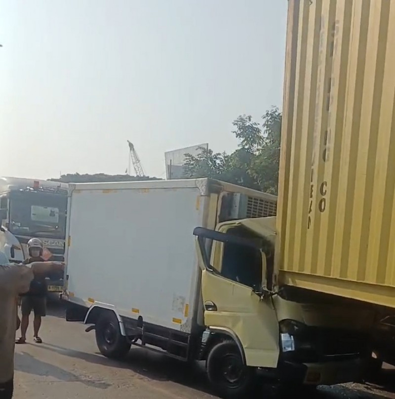 Truk Trailer Hilang Kendali Tabrak Mobil Boks di Cilincing, Sopir Selamat Dilarikan ke RS Koja