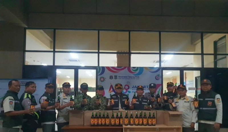 Satpol PP Tanjung Priok Sita 85 Botol Miras dalam Operasi Pekat Ramadhan