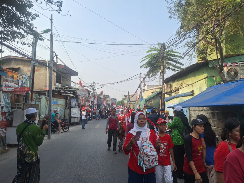 Polsek Metro Penjaringan Cooling System dan Kawal Semarak HUT RI ke - 81 di Kapuk Muara, Ajak Warga Jaga Kamtibmas