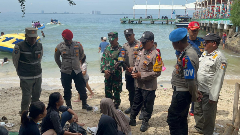 Patroli Jalan Kaki Pospam Ops Ketupat Jaya 2026, Polisi Sapa Wisatawan dan Imbau Keselamatan di Pantai, Hubungi 110 Saat Darurat
