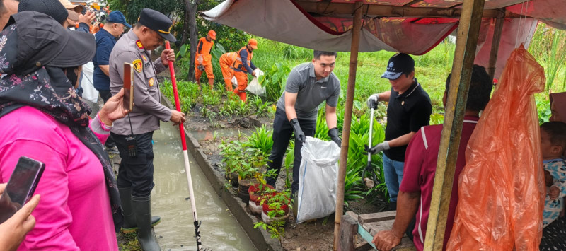 Menteri Lingkungan Hidup Pimpin Kerja Bhakti di Rorotan, Libatkan Ratusan Personel dan Warga