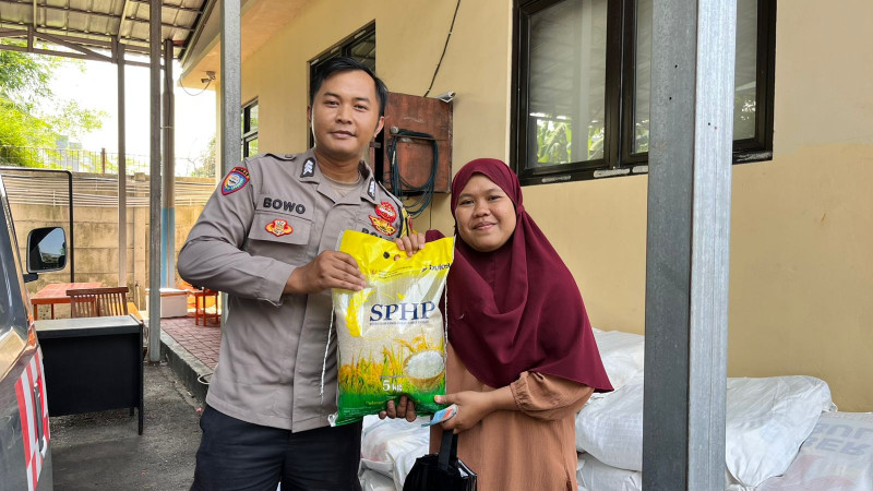 Polsek Kelapa Gading Bersama Bulog Gelar Gerakan Pangan Murah, Warga Antusias Beli Beras SPHP Harga Terjangkau