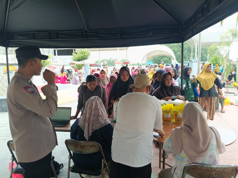 Pembagian Beras Bulog dan Minyak Goreng di Pulau Kelapa Berjalan Lancar, Bhabinkamtibmas Pastikan Penyaluran Tepat Sasaran