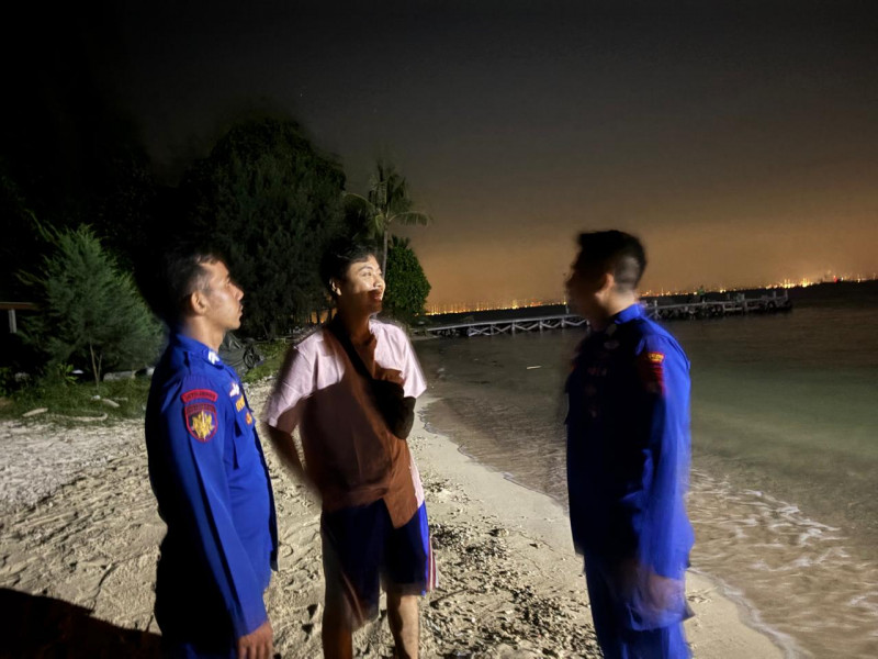 Patroli Malam Satpolairud Polres Kepulauan Seribu Perkuat Keamanan Perairan, Layanan Polisi 110 Disosialisasikan ke Nelayan