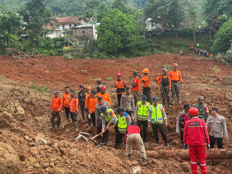 Polri Kerahkan 155 Personel, 4 Anjing Pelacak dan Perkuat Operasi Sar Longsor Cibeunying 21 Warga Tertimbun