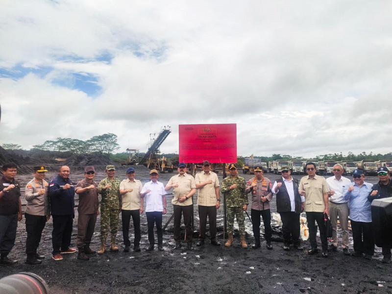 Panglima TNI Dampingi Menhan RI Tinjau Penertiban Lahan Tambang  di Kalteng