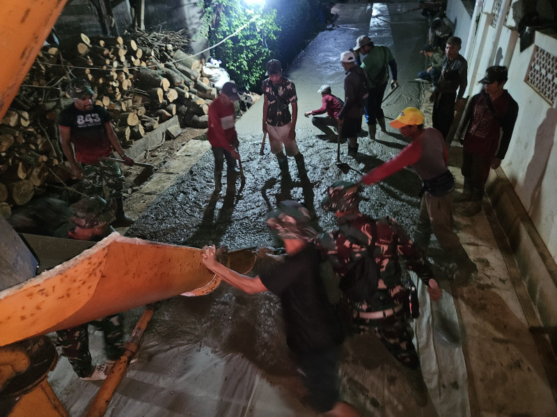 Jelang Penutupan TMMD Ke-128, Satgas dan Warga Kebut Pengecoran Jalan Utama Jl. Simin Gaer Jatirangga