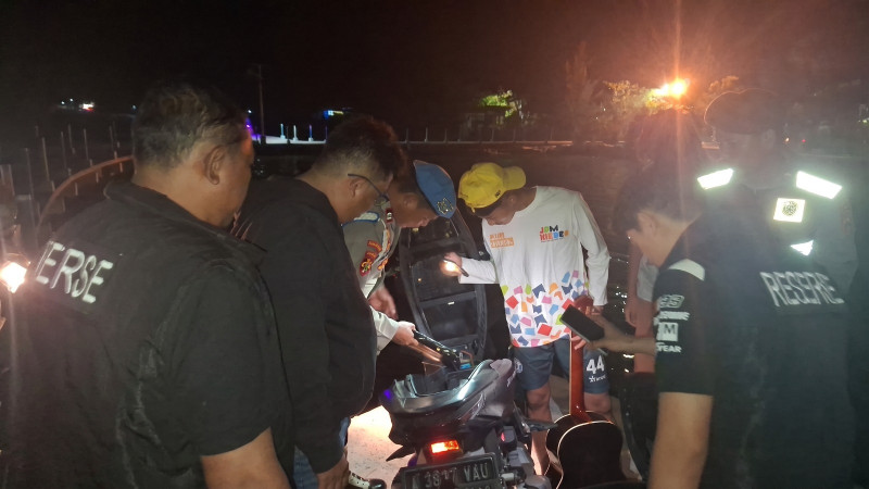 Patroli Malam Jakarta On The Spot di Pulau Untung Jawa, Polisi Sosialisasikan Layanan 110 kepada Warga