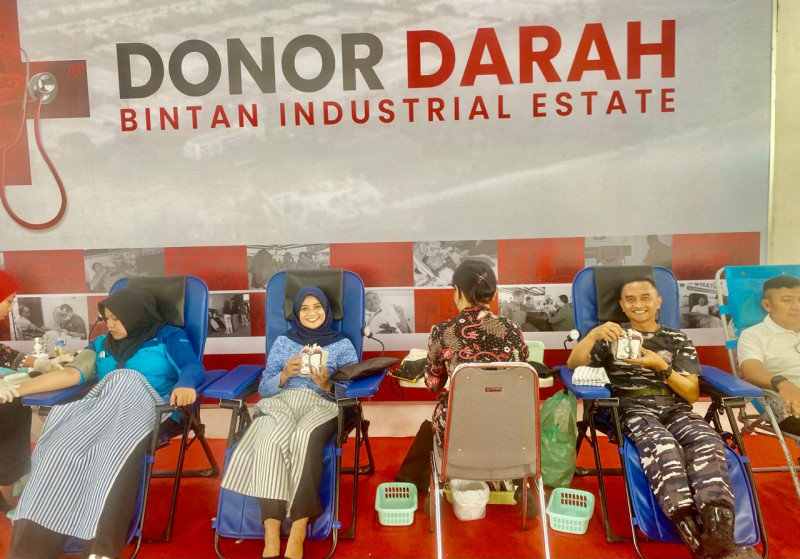 Lanal Bintan dan Ketua Cabang 5 Kodaeral IV Wujudkan Kepedulian Sosial Lewat Aksi Donor Darah