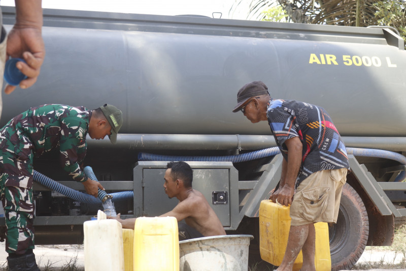 Brigif TP 32/Mangkalihat Salurkan Bantuan Air Bersih untuk Warga Terdampak Kekeringan di Kutai Timur