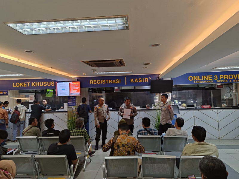 Itwasda Polda Metro Jaya Kenalkan SP4N Lapor ke Warga di Lokasi Samsat Jakarta Selatan