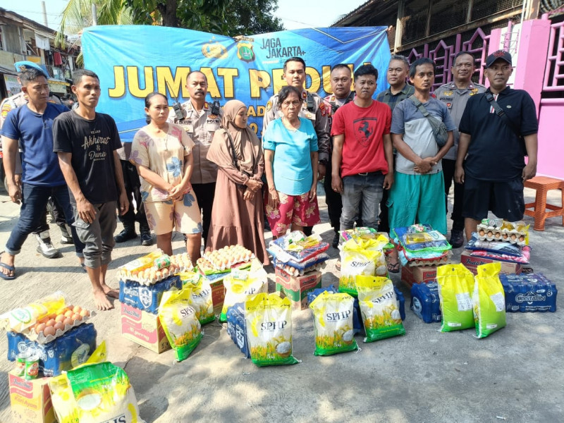 Kapolsek Pademangan Gelar Jumat Peduli Salurkan Bantuan Sembako Bagi Korban Kebakaran di Pademangan Timur