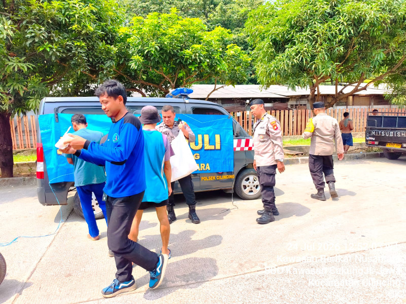 Polsek Cilincing Bagikan 40 Paket Nasi Kotak kepada Warga dalam Program Jumat Peduli