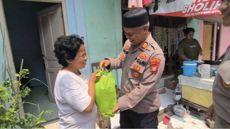 Jumat Berkah di Akhir Tahun, Kapolsek Bekasi Barat Sambangi Warga Lansia