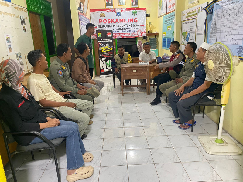 Patroli Gabungan Malam, Polsek Kepulauan Seribu Selatan Sosialisasikan Layanan 110 dan Antisipasi Guantibmas