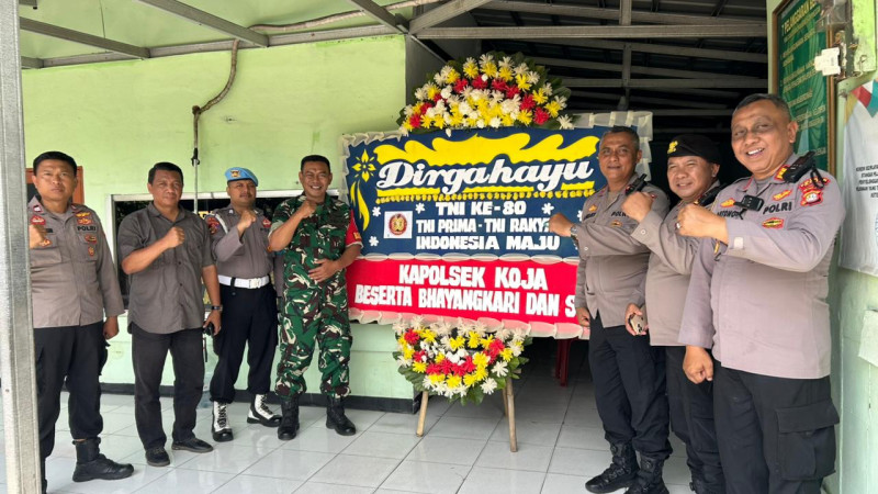 Perkuat Sinergi, Kapolsek Koja Beri Kejutan HUT TNI Ke 80 di Koramil 01 Koja