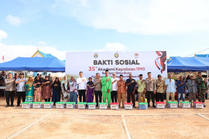 Polri Gelar Bakti Sosial 35 Tahun IKDB 90,Bagikan 1.485 Paket Sembako di Rempang Batam