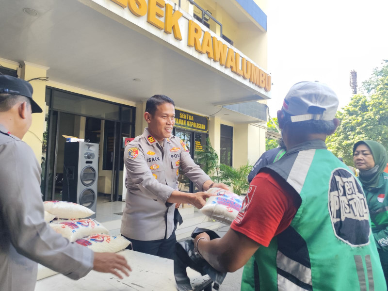 Jumat Berkah, Polsek Rawalumbu Berbagi untuk Masyarakat
