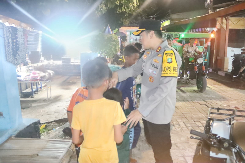 Kapolres Kepulauan Seribu Sapa Hangat Anak-Anak di Pulau Untung Jawa Suasana Siskamling Jadi Penuh Canda dan Keakraban