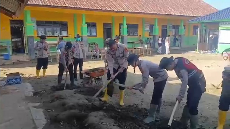 Dukungan Pendidikan Pulih Cepat Pascabanjir, Polres Pidie Jaya Bersihkan Sekolahan MIN 1