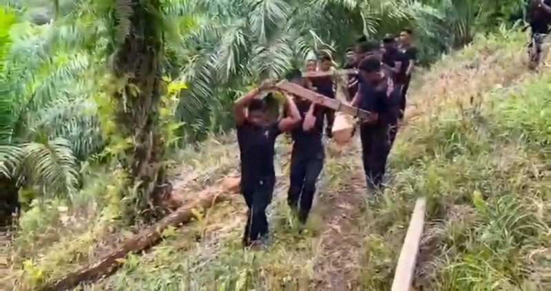 Brimob Polda Kaltara Membangun Jembatan Roboh di Tapal Batas Sebatik Tengah