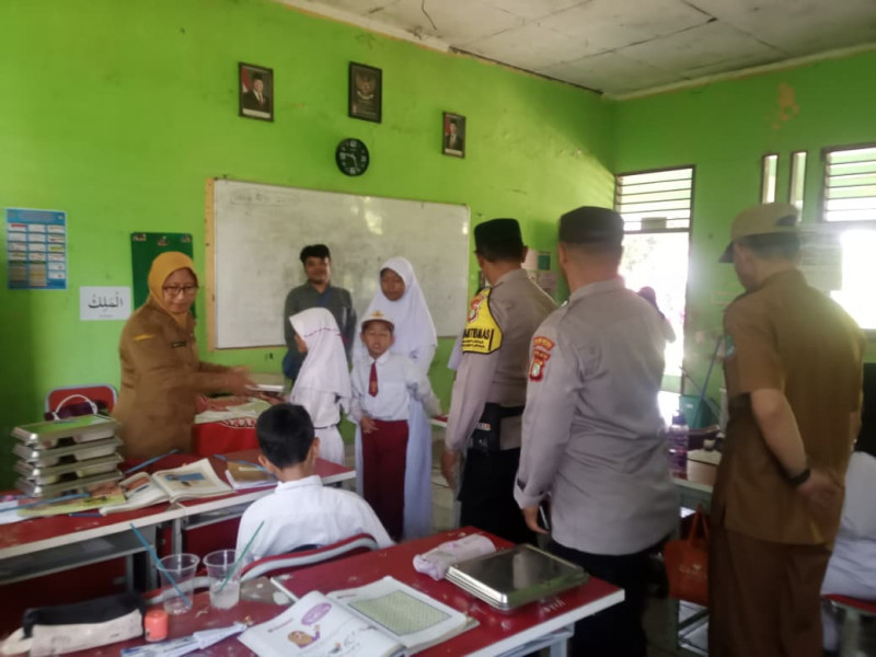 Pastikan Program Berjalan Lancar Polsek Jatisampurna Monitoring Penyaluran Makan Bergizi Gratis di SDN ll