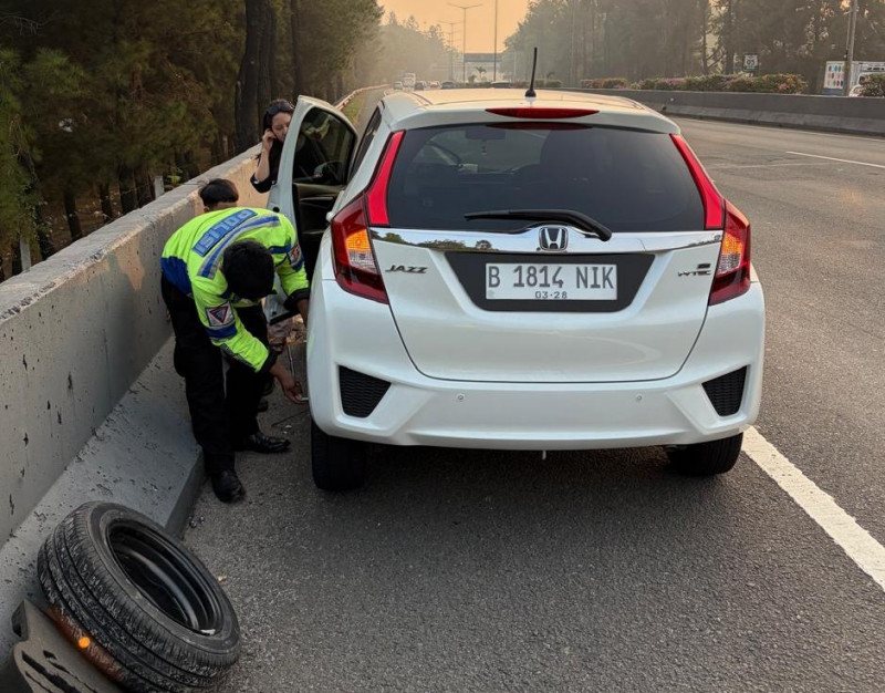 Respons Cepat PJR BSD, Pengendara Alami Pecah Ban di Tol BSD Berhasil Dievakuasi dengan Aman