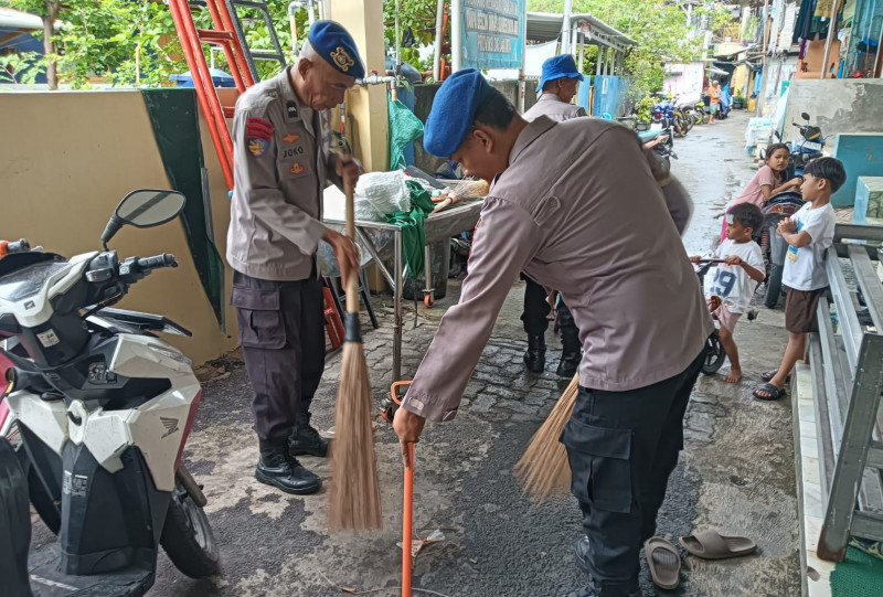 Dipolairud PMJ Bersih-Bersih Masjid di Penjaringan Dukung Gerakan Indonesia Asri
