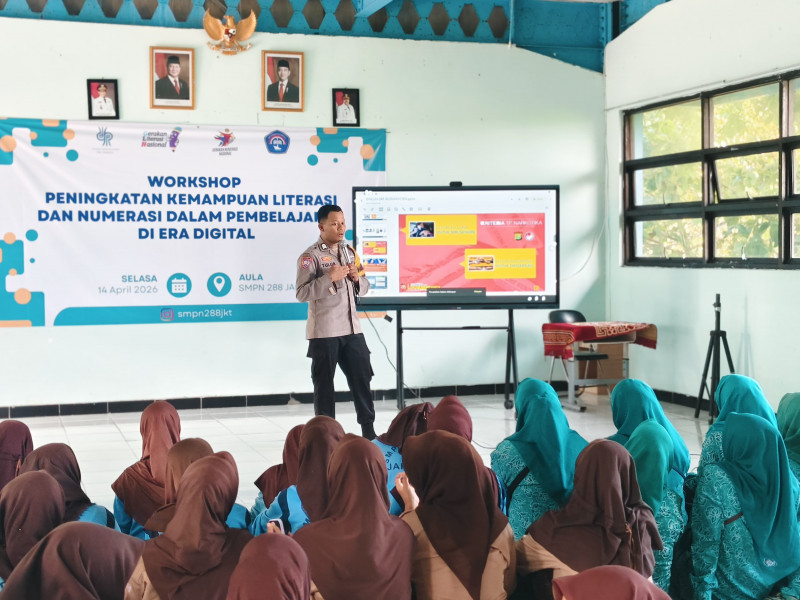 Bhabinkamtibmas Pulau Lancang Berikan Penyuluhan Bahaya Narkotika kepada Siswa SMPN 288 Jakarta