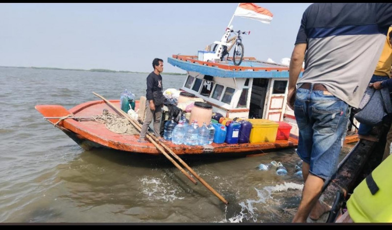 Polsek Kepulauan Seribu Selatan Gerak Cepat Tindak Lanjuti Laporan 110, Selamatkan 35 Penumpang KM Dewi Putri Yang Alami Kebocoran Di Perairan Cituis