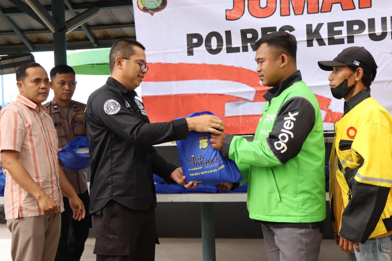 Momentum Ramadan, Polres Kepulauan Seribu Gelar Jumat Peduli dan Salurkan Paket Sembako kepada Pengemudi Ojol di Marina Ancol