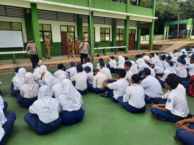 Kanit Binmas Polsek Bantar Gebang Jadi Inspektur Upaya di SMPN 59 Kota Bekasi dan Berikan Penyuluhan Kamtibmas