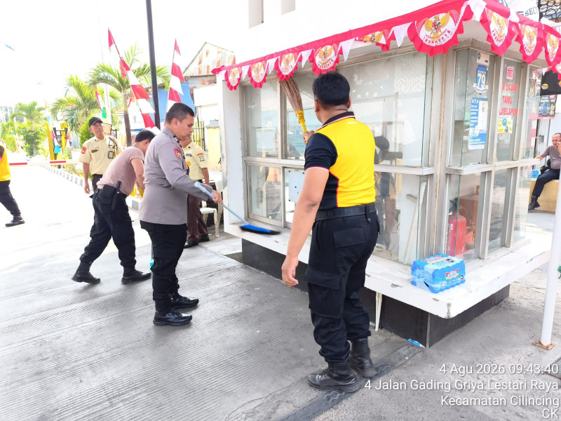 Polsek Cilincing Bersama Warga Sukapura Gelar Kerja Bakti, Percantik Gerbang RW 012