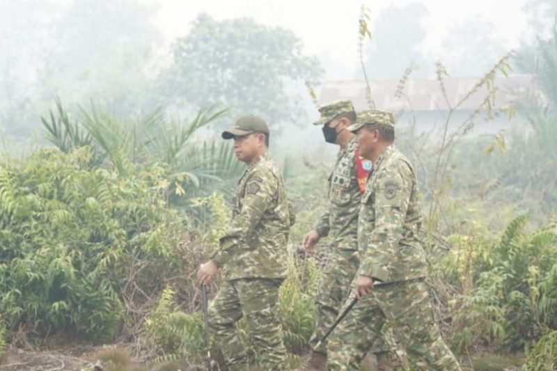 Panglima TNI Dampingi Presiden RI Tinjau Penanganan Karhutla di Kalimantan Barat