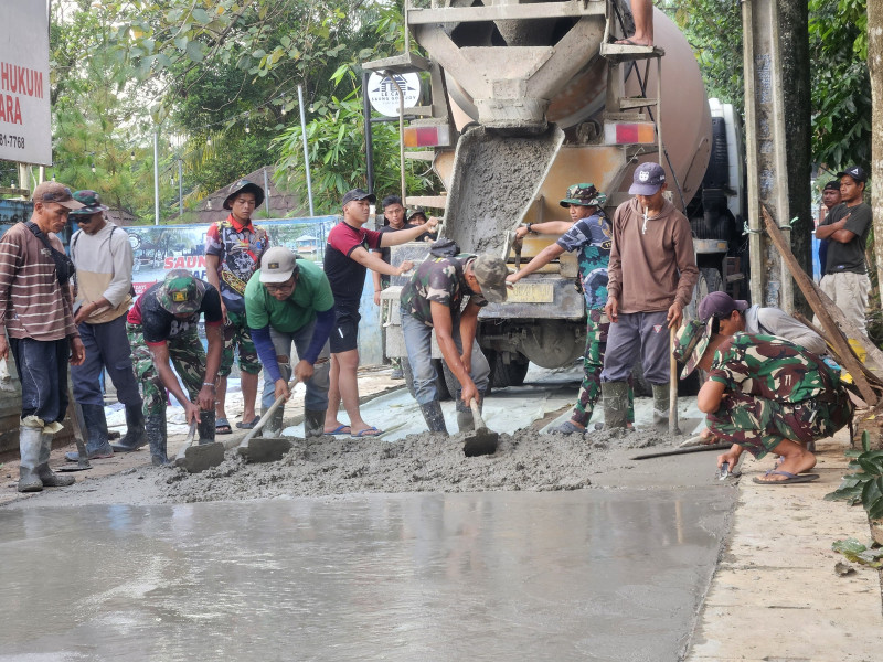 Siang Malam Dikebut, Pengecoran Jalan Simin Gaer di Kelurahan Jatirangga Terus Dipacu Demi Kepentingan Warga