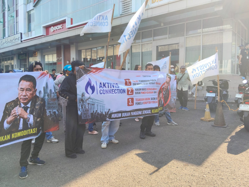 Ratusan Massa Geruduk Kantor Hotman Paris di Kelapa Gading, Polisi Siaga Amankan Aksi Unjuk Rasa