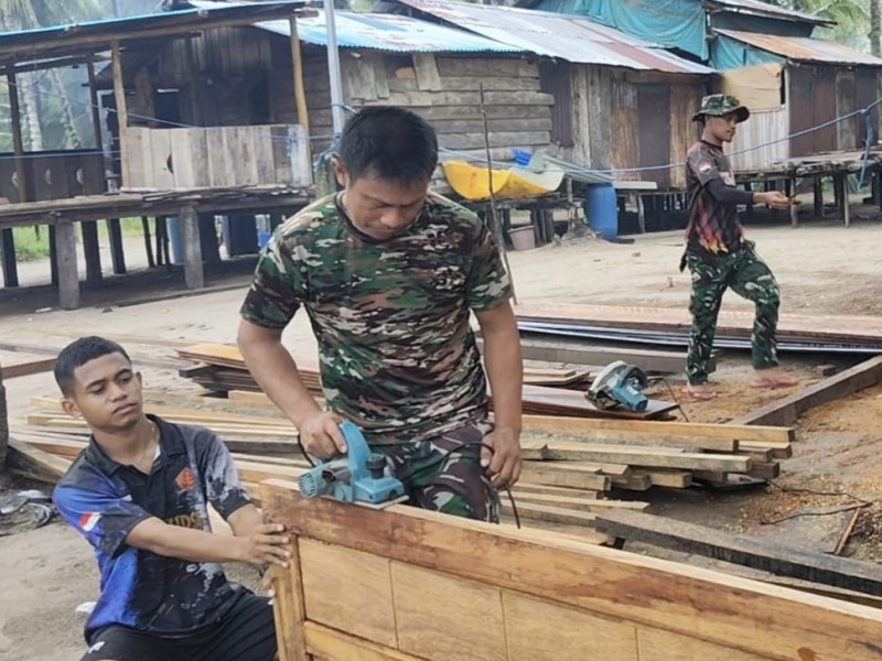 Satgas TMMD Tuntaskan Pemasangan Pintu MCK Umum di Kampung Keakwa